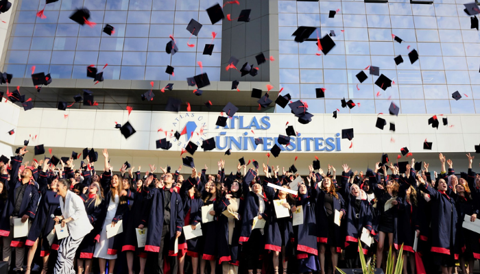 Atlas Üniversitesi ilk mezunlarını verdi
