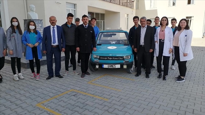 Konya'da lise öğrencileri güneş enerjili araç tasarladı