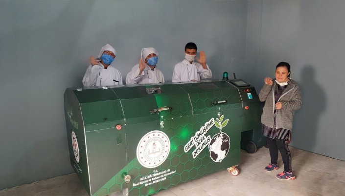 Özel eğitim meslek okulu öğrencileri, organik atıkları komposta dönüştürüyor