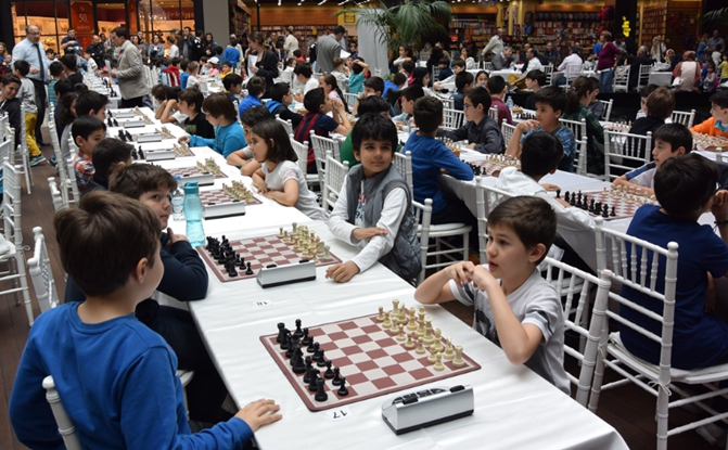 Minik Kasparov'lar One Tower AVM'de Buluştu