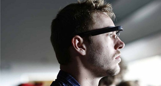 Google Glass'a bağımlı oldu