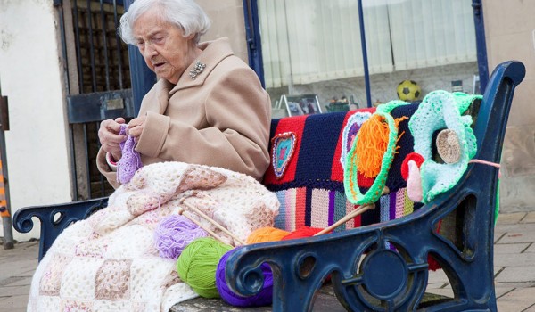 104 yaşındaki sokak sanatçısı şehrini eserleriyle donattı