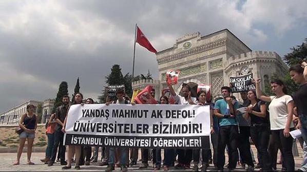 İstanbul Üniversitesi önünde protesto