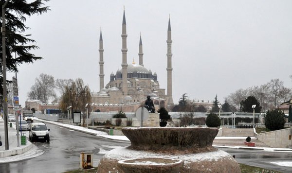 Edirne'ye yılın ilk karı yağdı