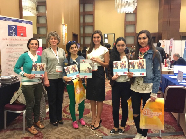 Azeri öğrencilerden İzmir Üniversitesinin sağlık bölümlerine yoğun ilgi 