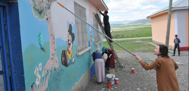 Öğretmenler, okulun duvarlarını boyadı