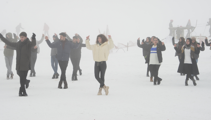 Üniversite öğrencileri karla kaplı Murat Dağı'nda "Harmandalı" oynadı