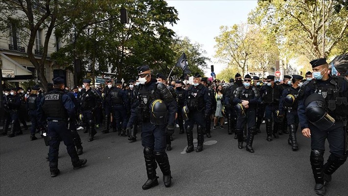 Fransa'da lise öğrencileri Kovid-19 protestolarını sürdürüyor