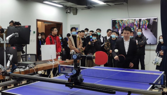 Robotla insan arasındaki masa tenisinde dünya rekoru kırıldı