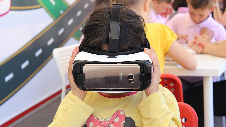 Çocuklara sanal gerçeklik gözlüğüyle trafik eğitimi