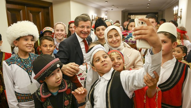 Başbakan Davutoğlu, 'dünya çocukları'nı kabul etti