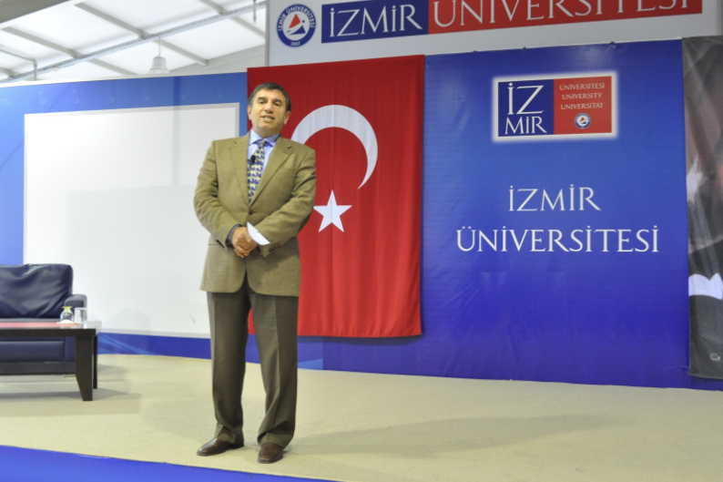 Prof. Dr. Üstün Dökmen İzmir Üniversitesi Öğrencileri İle Buluştu