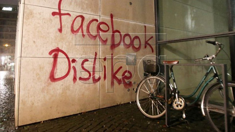 Facebook'a taşlı gaz bombalı saldırı