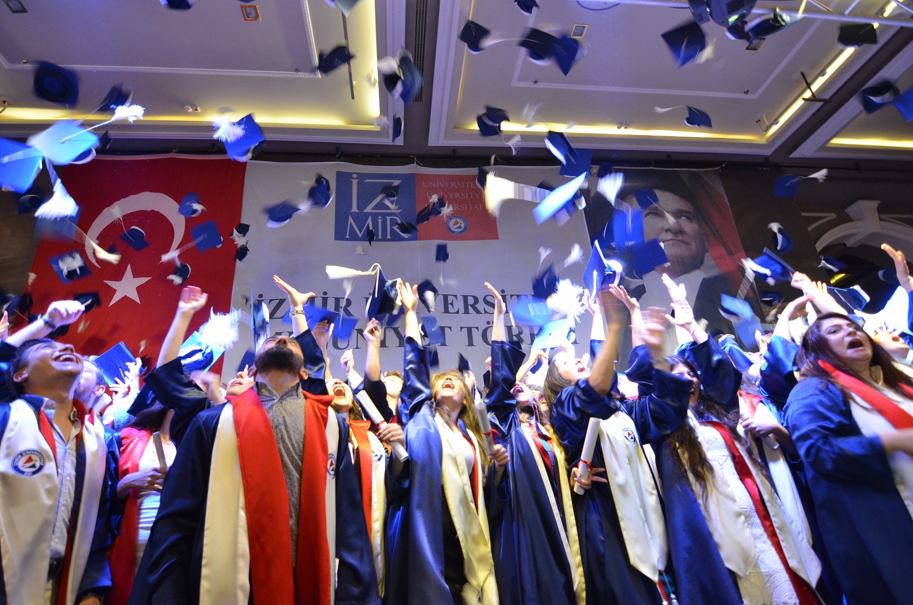 İzmir Üniversitesi 1200 öğrencisini yeni hayatlarına uğurladı