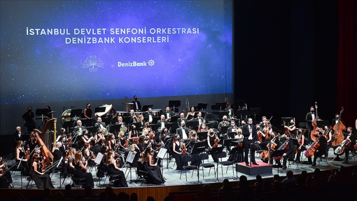İstanbul Devlet Senfoni Orkestrası AKM'de 13 yıl aranın ardından konser verdi