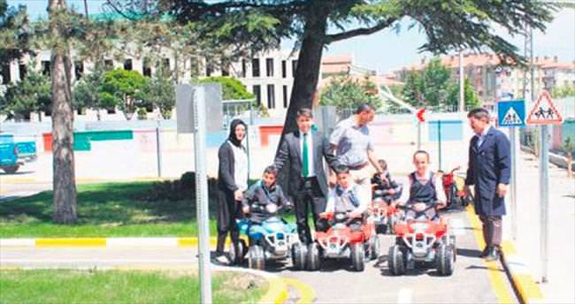 Okul bahçesinde trafik eğitimi