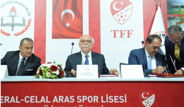 ​​Bakan Avcı, Terim ile Türkiye'nin İlk Futbol Lisesini Gezdi 