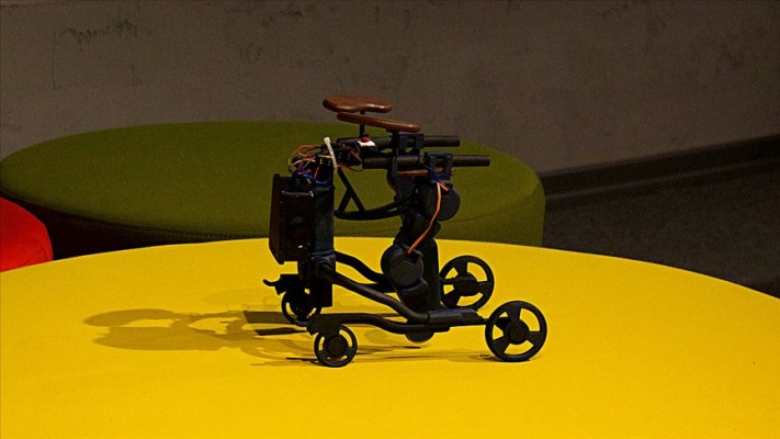Kas hastası çocuklar için 'mobil yürüme robotu' tasarladılar