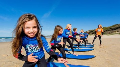 4 Yaşındaki Sörfçü Kızın Müthiş Performansı