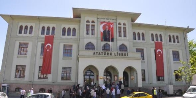 Atatürk Lisesi'nin 'niteliksiz okul' sayılmasına tepki