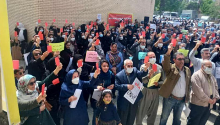 İran'da öğretmenlerden "maaş protestosu