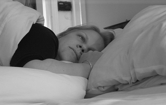 Yan yatarak uyumak Alzheimer riskini azaltabilir
