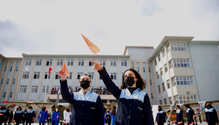 Eskişehir'de uçurulan pembe kağıt uçaklara iki uluslararası ödül