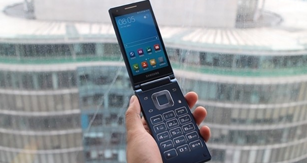 Samsung’tan kapaklı Android telefon!