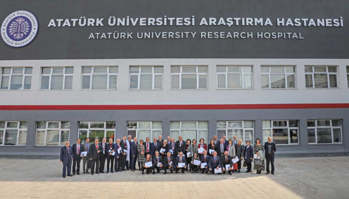 Erzurum'da doktorlar mezun oldukları üniversitede 40 yıl sonra yeniden buluştu