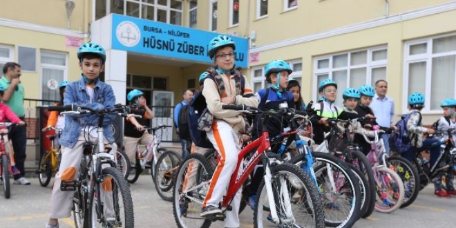 Öğrenciler okullarına bisikletle gidiyor