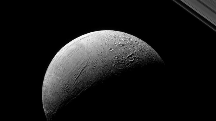 Enceladus'taki 'kaplan sırtı deseni' nin sırrı çözüldü