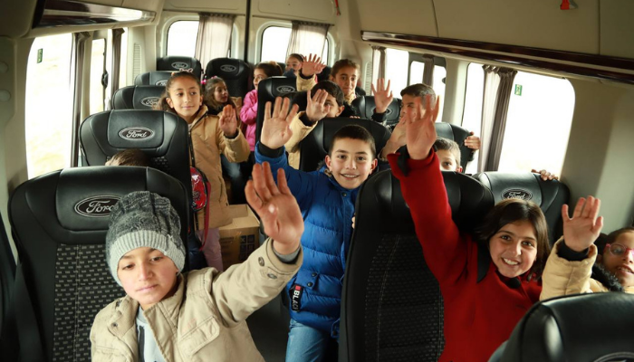 Ağrı'da gönüllü gençler köydeki çocukları sinemaya götürdü