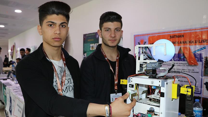 Lise öğrencilerinden hemşireler için yardımcı robot
