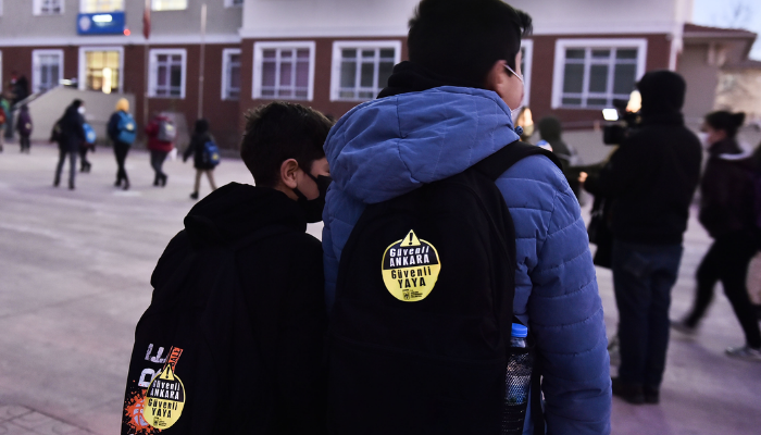 Ankara'da öğrencilere reflektörlü çanta çıkarması