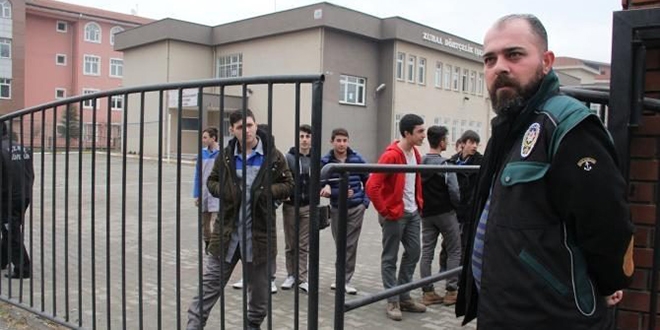 Bursa'da okul önlerinde polis kontrolü