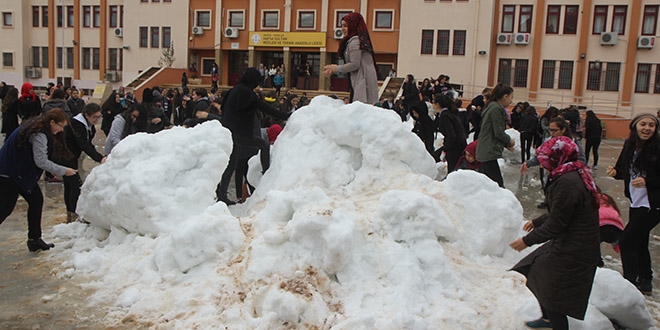 Mersin'de öğrenciler için okullara kar taşındı