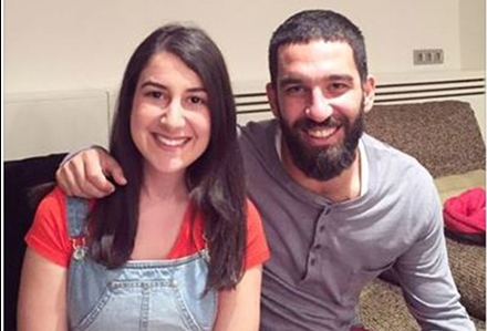 Arda Turan üniversite öğrencisini evinde misafir etti