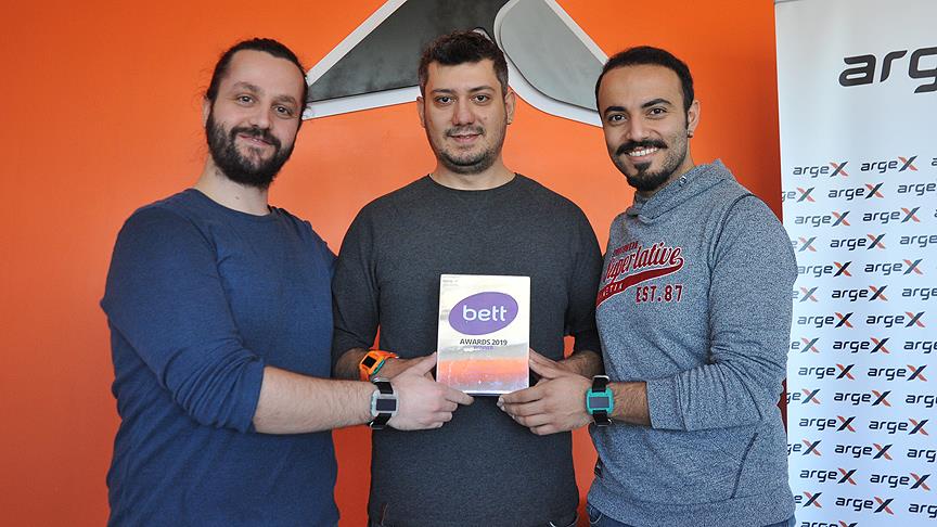 Türk mühendisler akıllı saatle en iyi teknoloji ödülünü aldılar