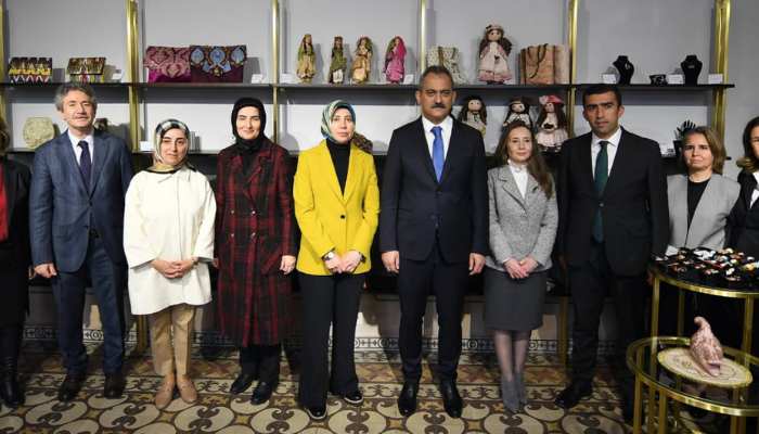 Bakan Özer MEB'in İstanbul'daki ilk moda akademisini ziyaret etti