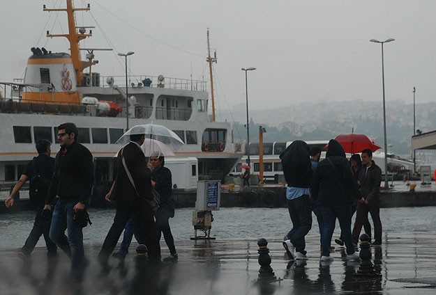 İstanbul'da sağanak hayatı olumsuz etkiledi