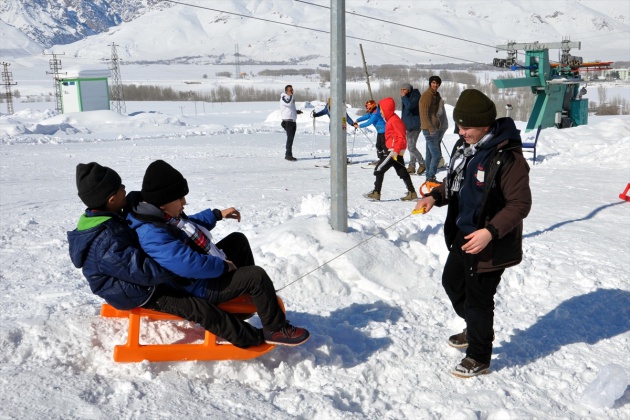 Tunceli'de engelli çocuklar kayak yaptı