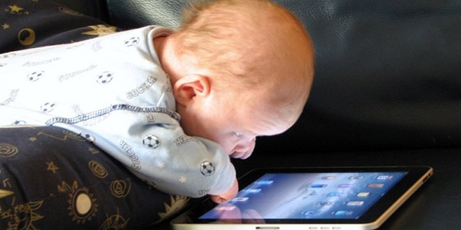 Akıllı ekranlar bebeklerde geç konuşmaya neden olabilir