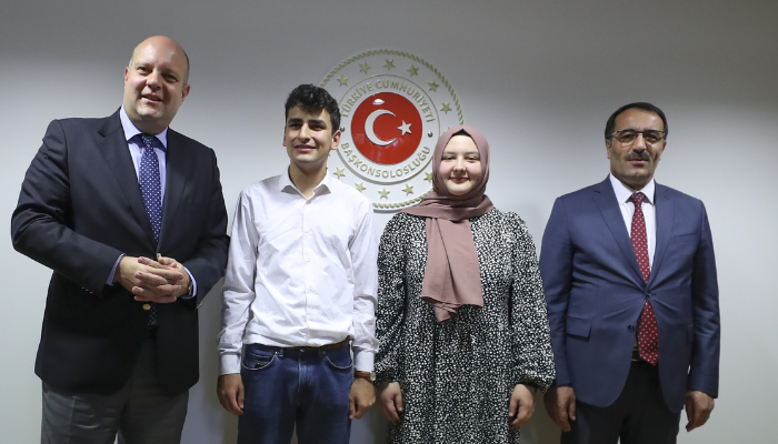 Almanya'da yüksek notlarla mezun olan 2 Türk öğrenciye ödül