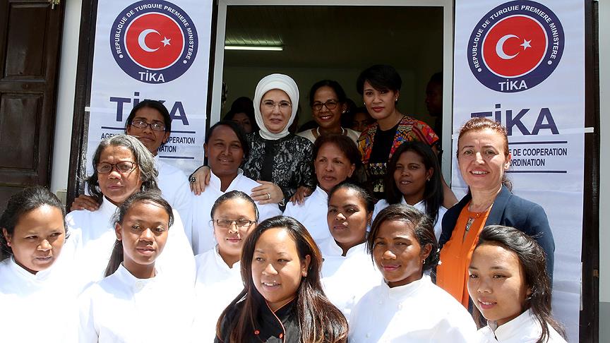 Emine Erdoğan, Madagaskar'da kadın eğitim merkezinin açılışını yaptı