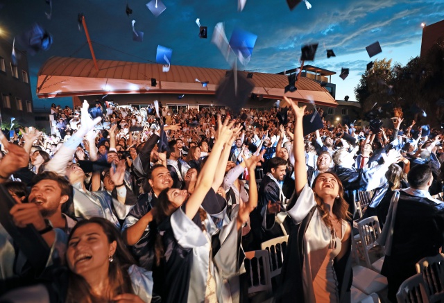 Yaşar Üniversitesi'nde mezuniyet sevinci