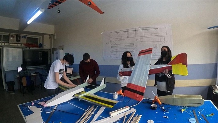 Model uçak tasarlayan liseliler TEKNOFEST'e hazırlanıyor