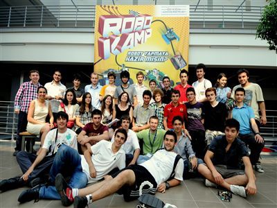 Türk İşi Robotlar RoboKamp 2012’de Hem Yarıştı Hem Şov Yaptı  