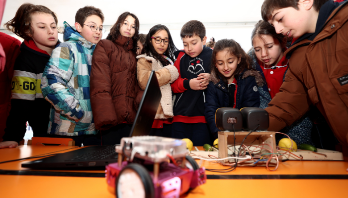 Güvenli gezici internet tırı Ankara'da öğrencilerle buluştu