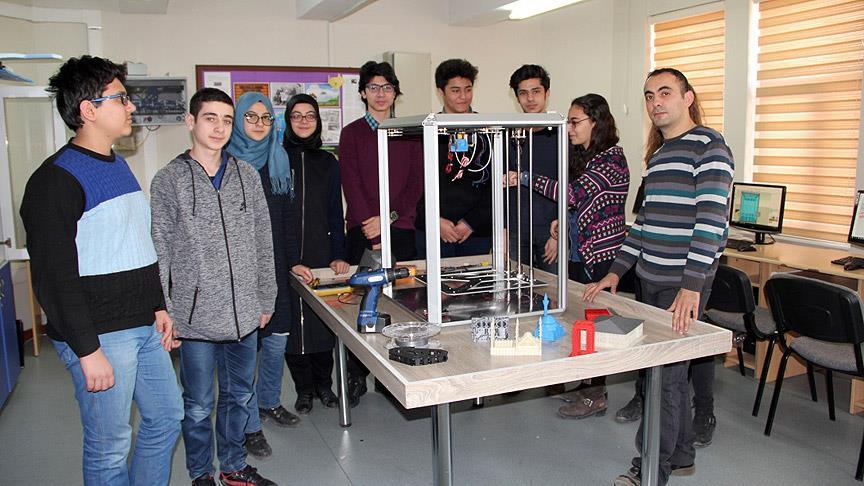 Lise öğrencileri büyük boyutta 3D yazıcı üretti