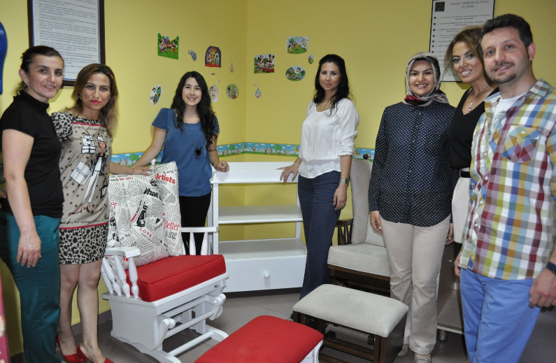 İzmir Üniversitesi öğrencilerinden hastaneye emzirme odası hediyesi